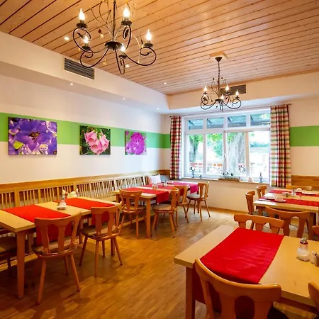 Und Goettler Josef Hotel 3*