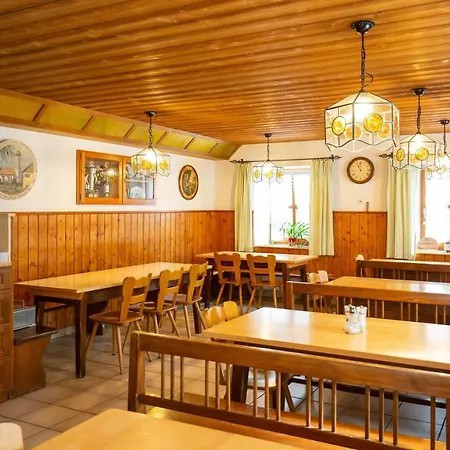 Und Goettler Josef Hotel